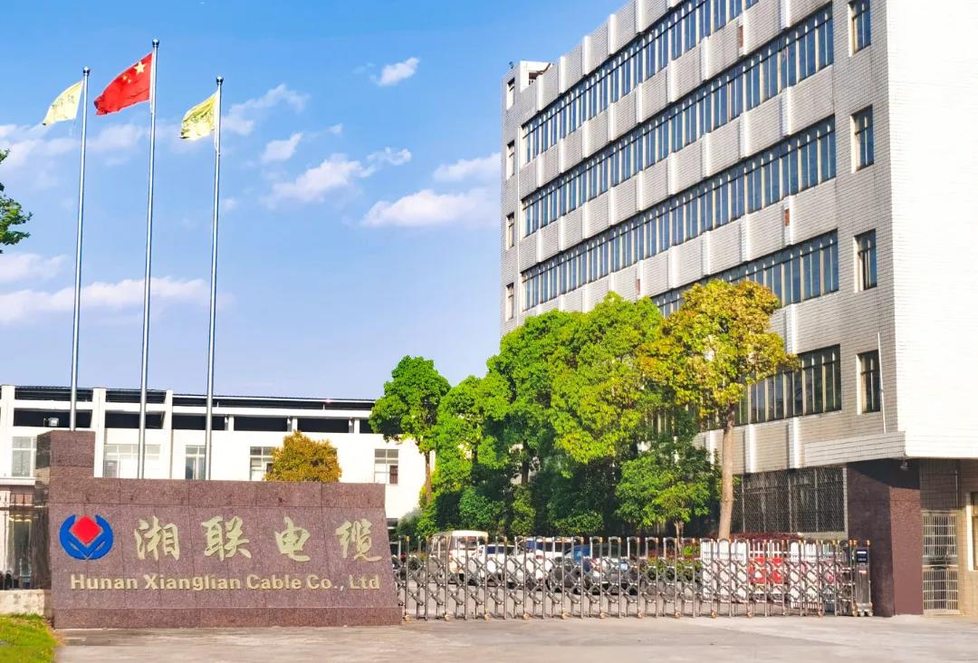 今日小雪，用一組湘聯(lián)小伙伴拍攝的美照來迎接廠區(qū)的冬天！
